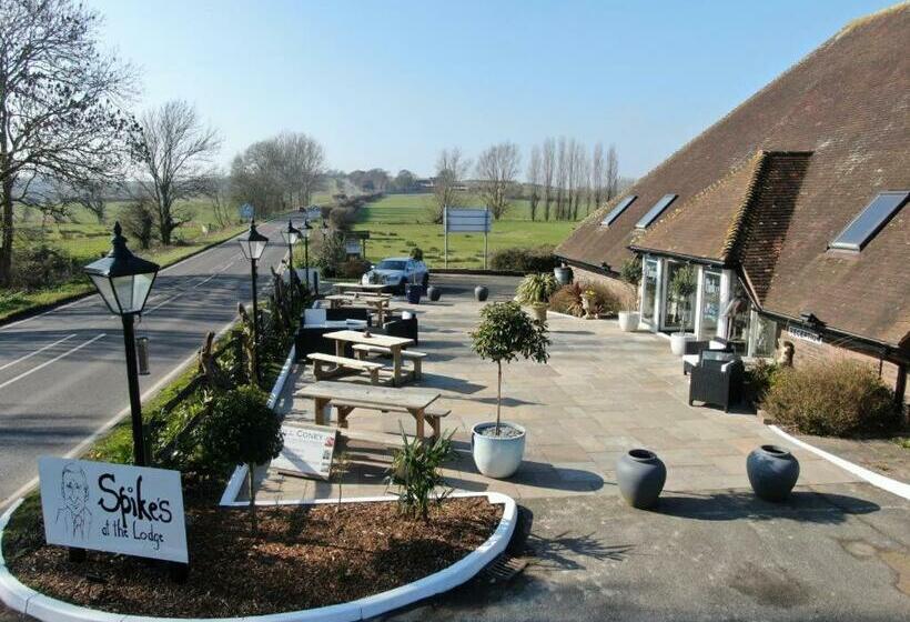 簡易ホテル Winchelsea Lodge