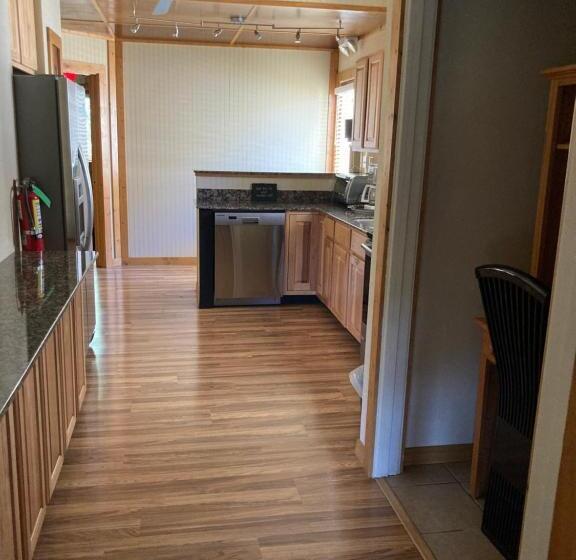 فندق All Seasons Inn