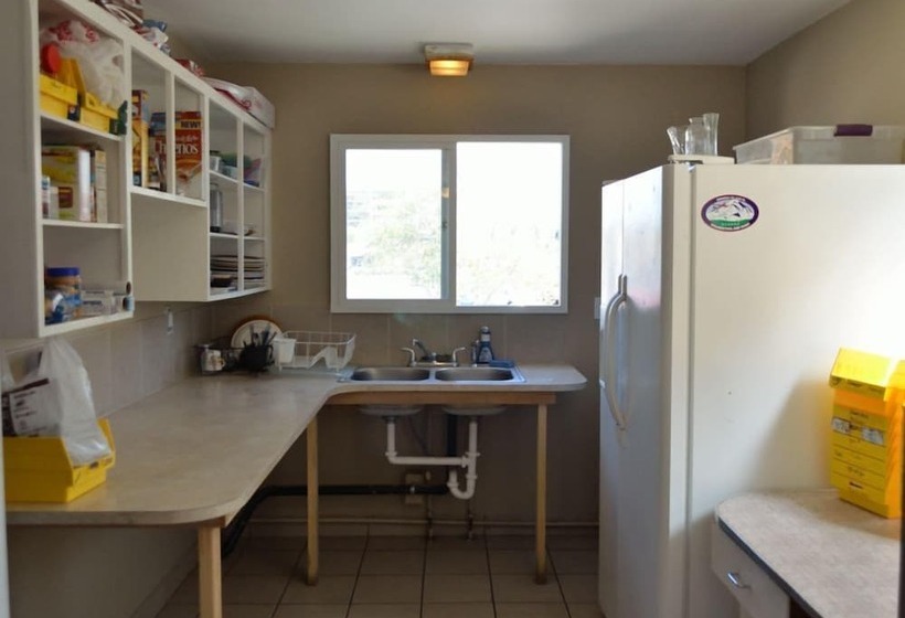 בית מלון כפרי Bent Prop Inn & Hostel Downtown