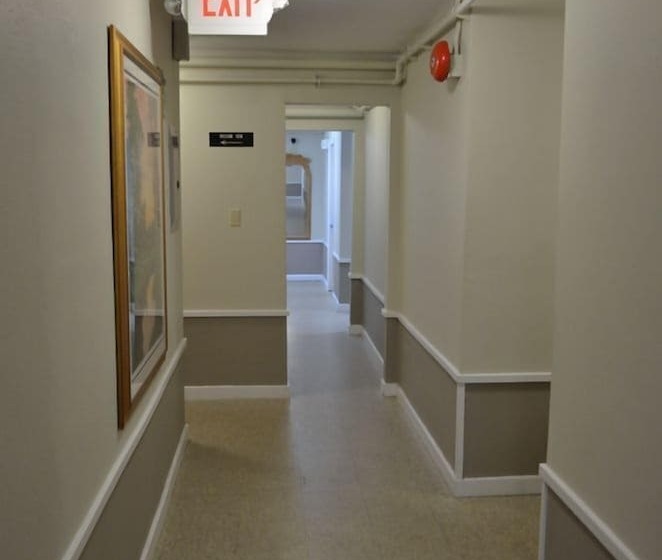 בית מלון כפרי Bent Prop Inn & Hostel Downtown