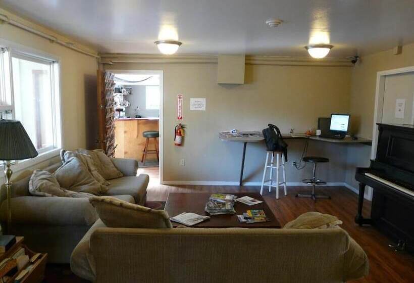 בית מלון כפרי Bent Prop Inn & Hostel Downtown