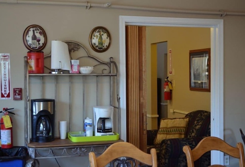 בית מלון כפרי Bent Prop Inn & Hostel Downtown