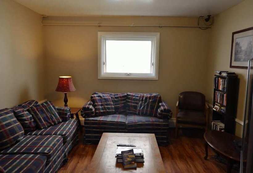 בית מלון כפרי Bent Prop Inn & Hostel Downtown