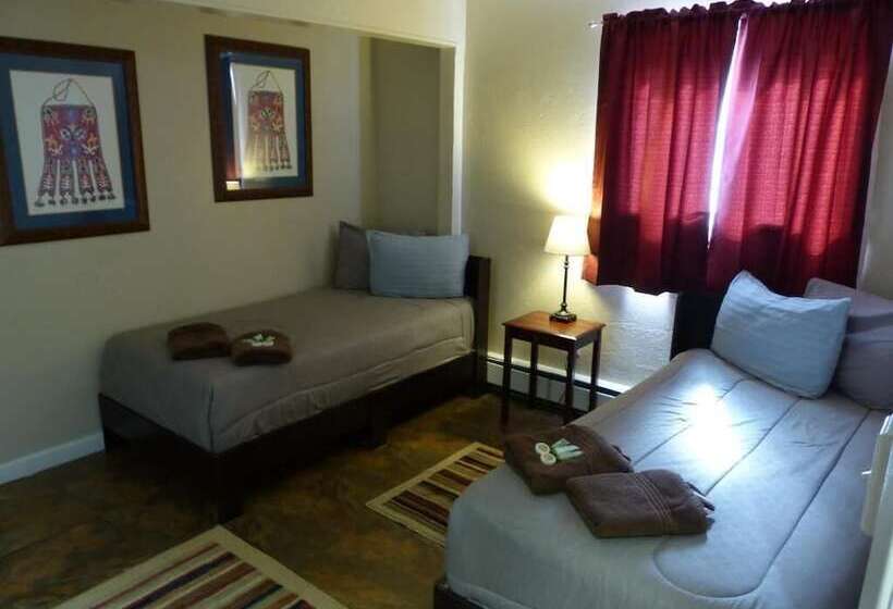 בית מלון כפרי Bent Prop Inn & Hostel Downtown