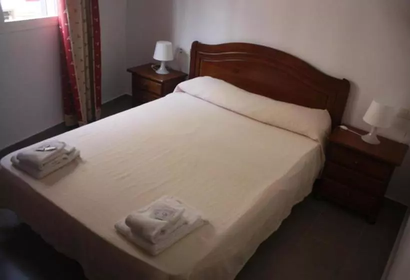 هتل Hostal Carlos 2