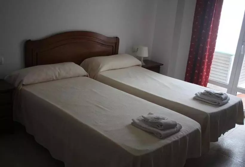 هتل Hostal Carlos 2
