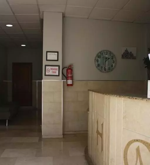 هتل Hostal Carlos 2