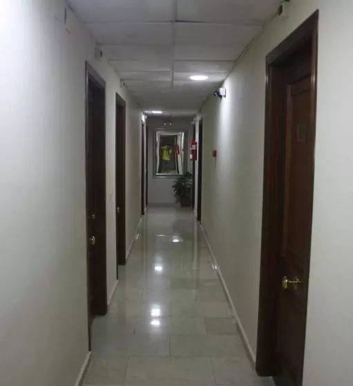 هتل Hostal Carlos 2