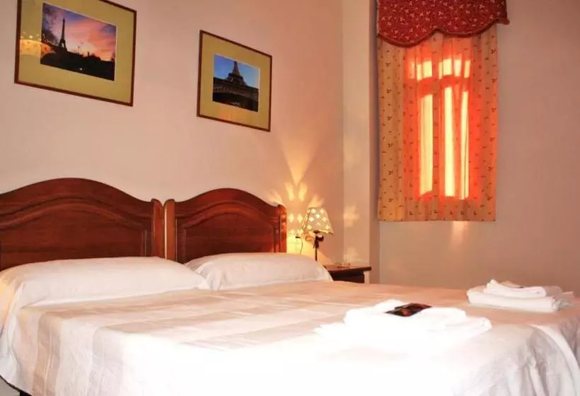 هتل Hostal Carlos 2