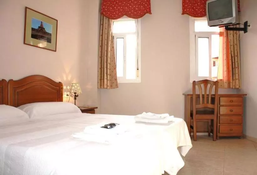 هتل Hostal Carlos 2