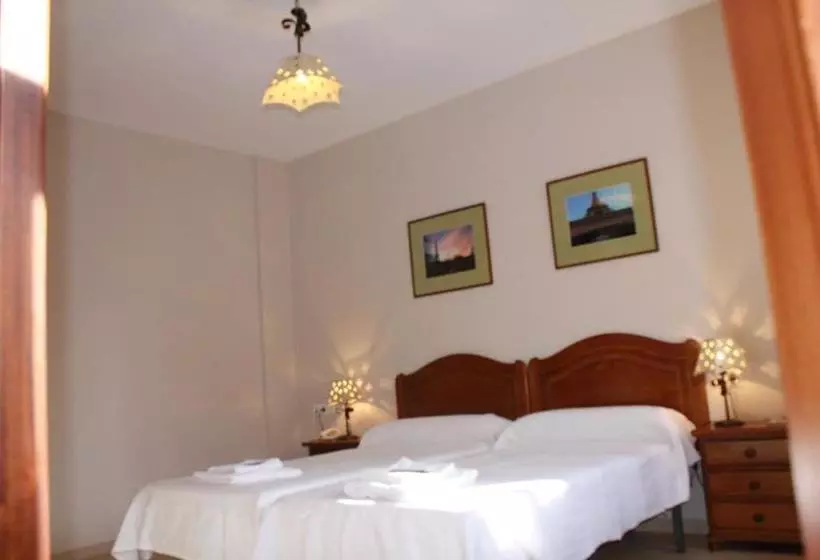 هتل Hostal Carlos 2