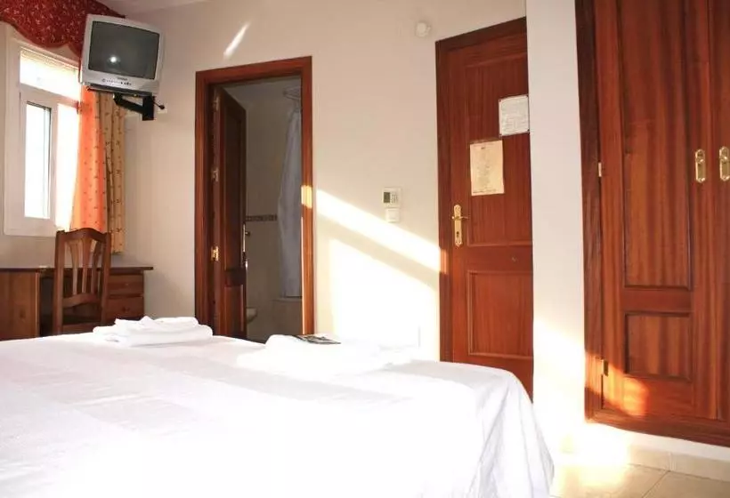هتل Hostal Carlos 2