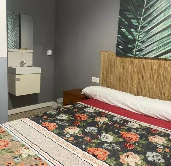 هتل Hostal The Monkey Room
