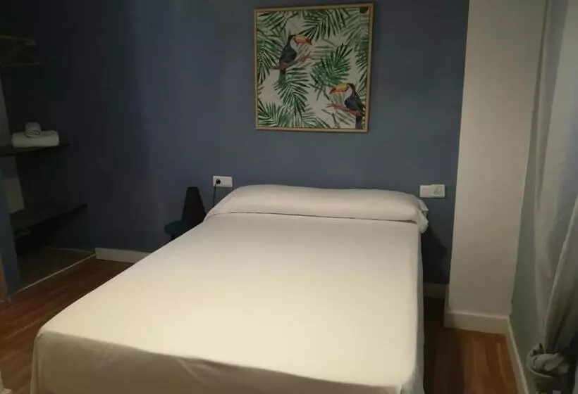 هتل Hostal The Monkey Room