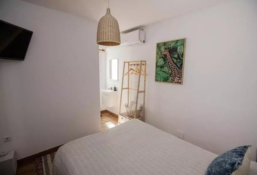 هتل Hostal The Monkey Room