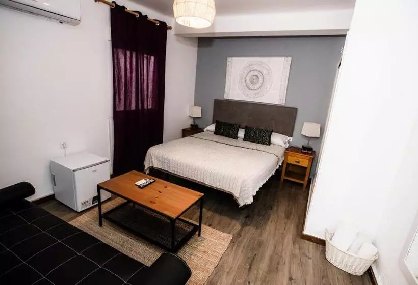هتل Hostal The Monkey Room