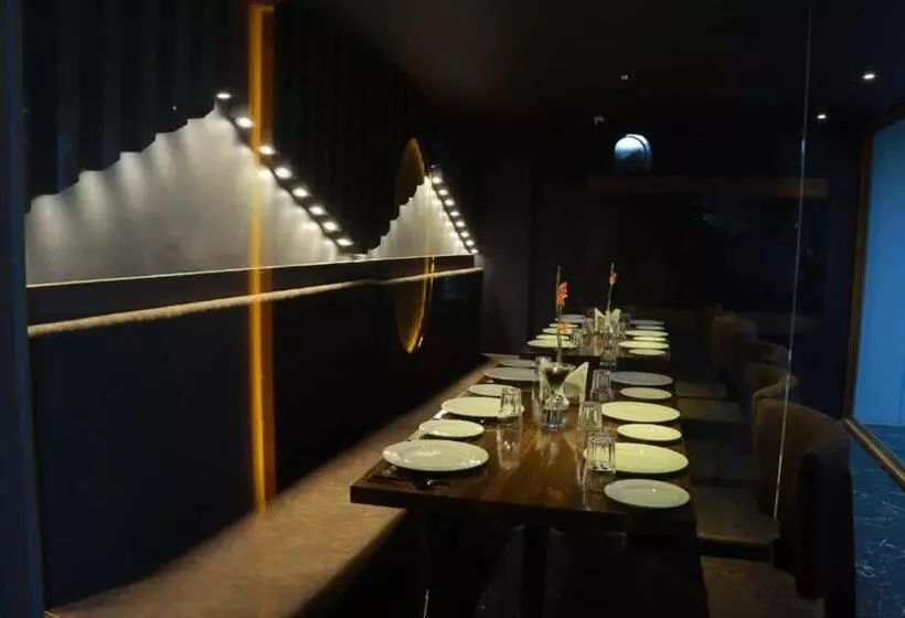 Hotelli Rise & Dine Restaurant & Banquet