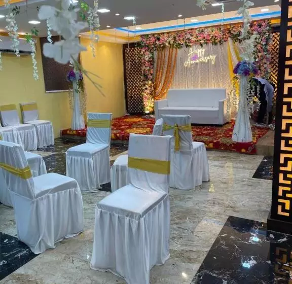 Hotelli Rise & Dine Restaurant & Banquet