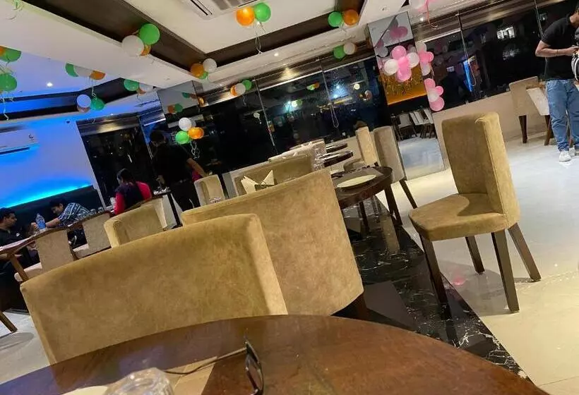 Hotelli Rise & Dine Restaurant & Banquet