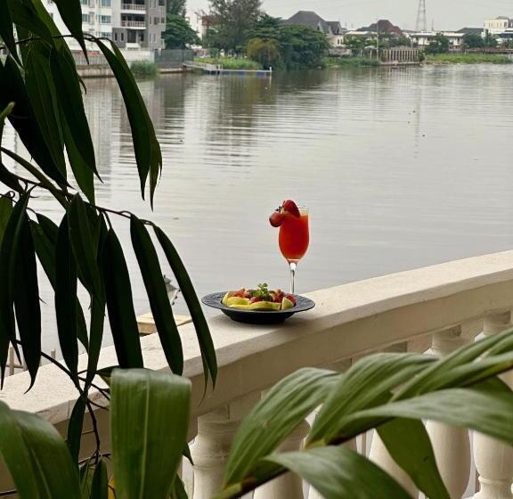 هتل Guided Hospitality Luxury Accommodations