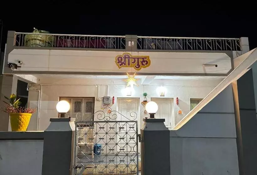 Hotelli Shriguru Guest House Akkalkot