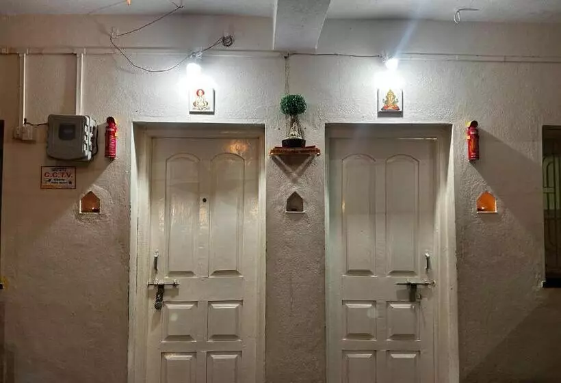 Hotelli Shriguru Guest House Akkalkot