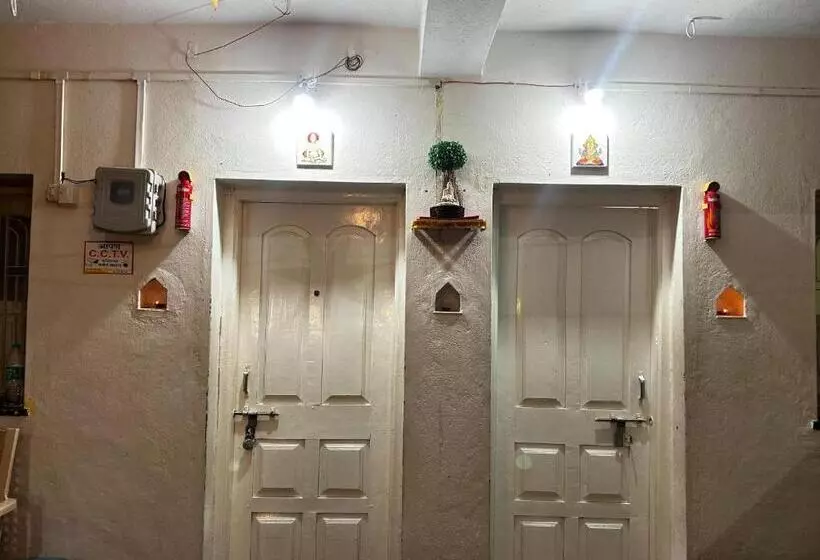 Hotelli Shriguru Guest House Akkalkot