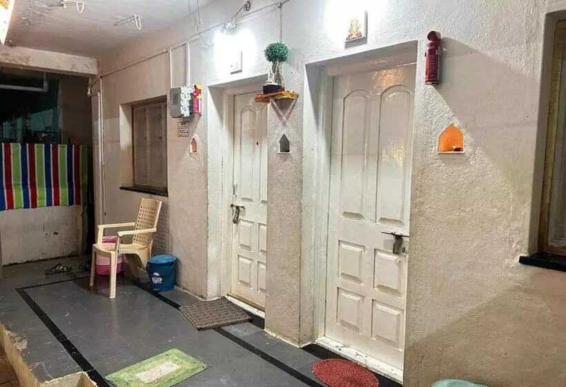 Hotelli Shriguru Guest House Akkalkot