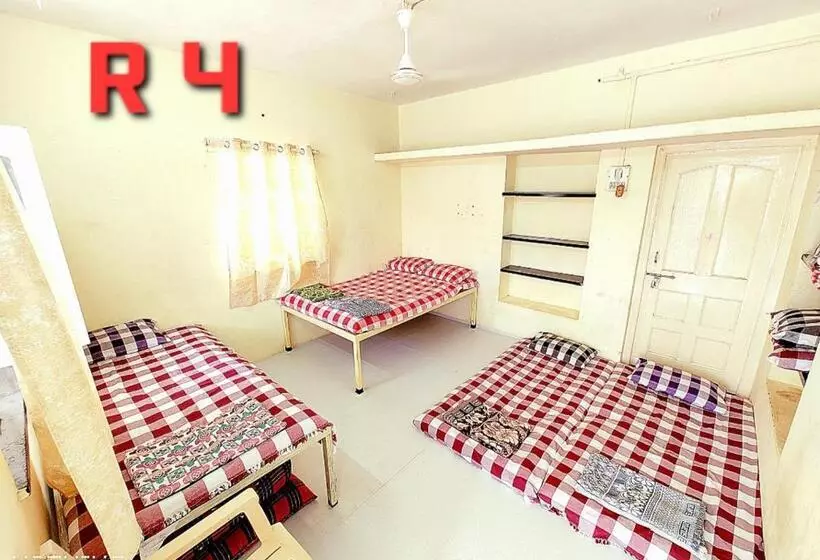Hotelli Shriguru Guest House Akkalkot
