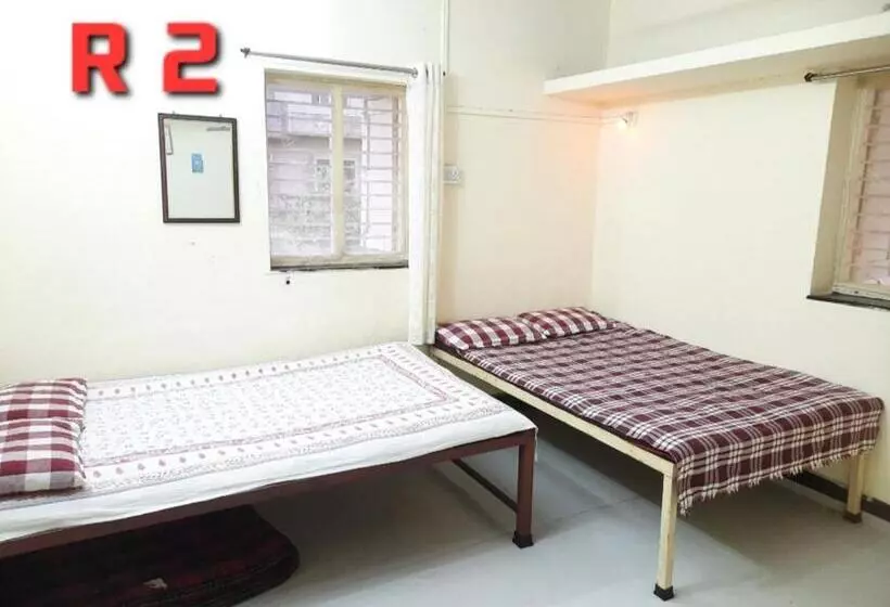 Hotelli Shriguru Guest House Akkalkot