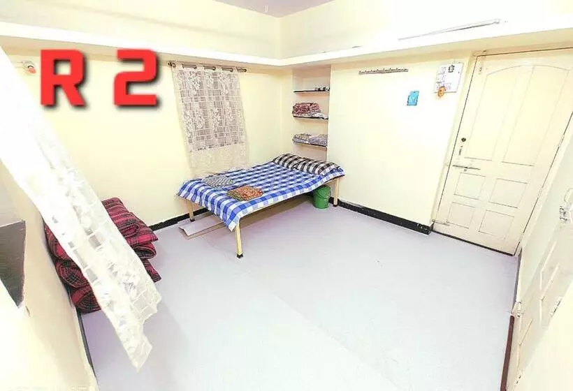 Hotelli Shriguru Guest House Akkalkot