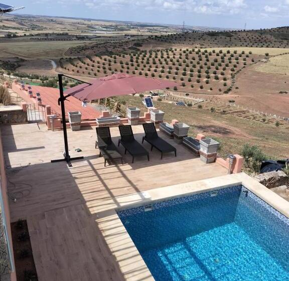 هتل The Red Castle