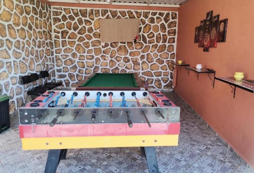 هتل The Red Castle