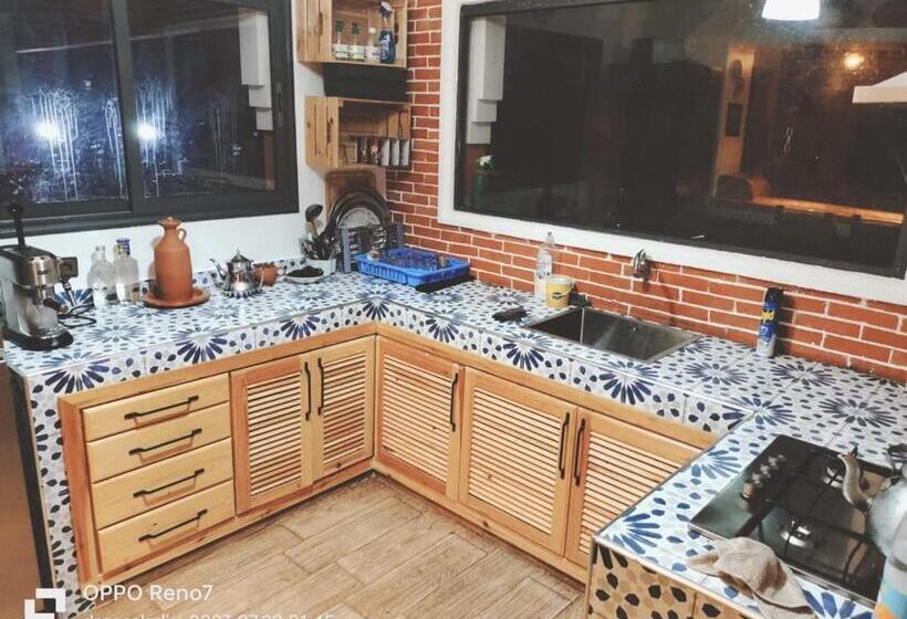 هتل The Red Castle