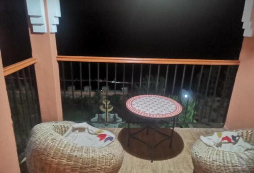 هتل The Red Castle