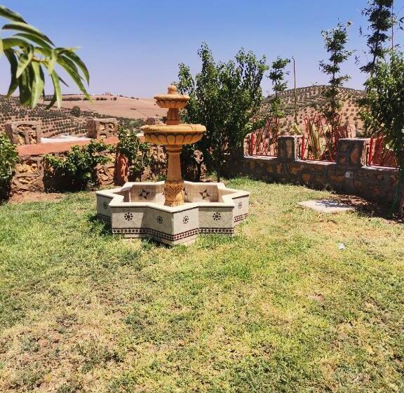 هتل The Red Castle