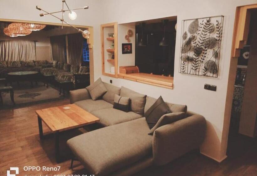 هتل The Red Castle