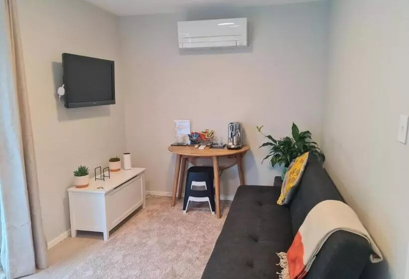 Majatalo Back Garden Flat With Free On Street Parking And Fiber Wifi   15 Mins To Ferry, Stadium, Cbd