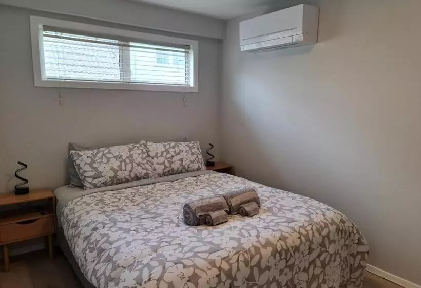 Majatalo Back Garden Flat With Free On Street Parking And Fiber Wifi   15 Mins To Ferry, Stadium, Cbd