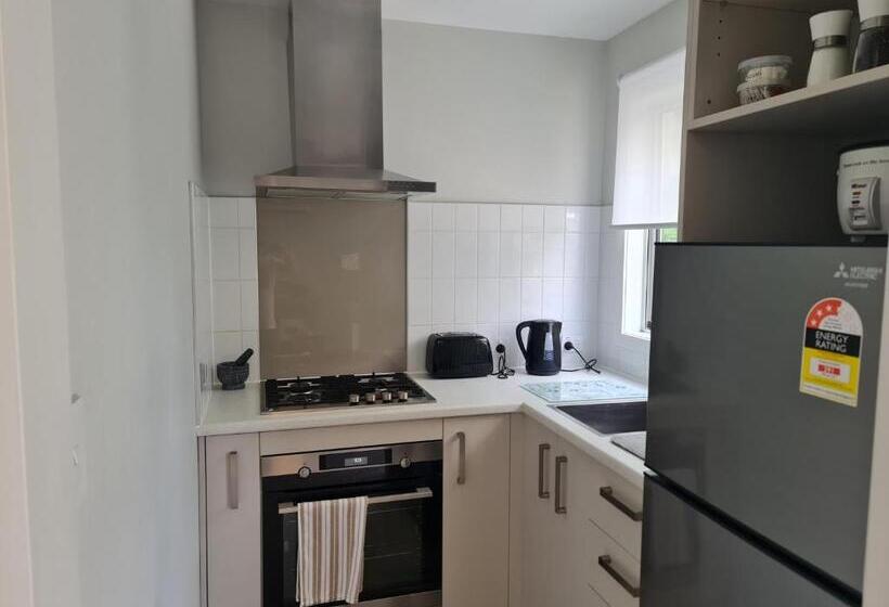 펜션 Back Garden Flat With Free On Street Parking And Fiber Wifi 15 Mins To Ferry, Stadium, Cbd