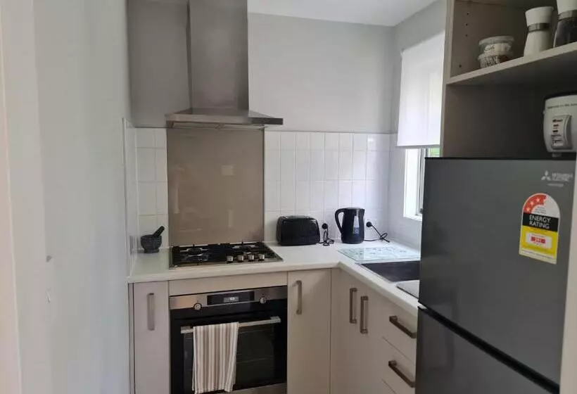 Majatalo Back Garden Flat With Free On Street Parking And Fiber Wifi   15 Mins To Ferry, Stadium, Cbd
