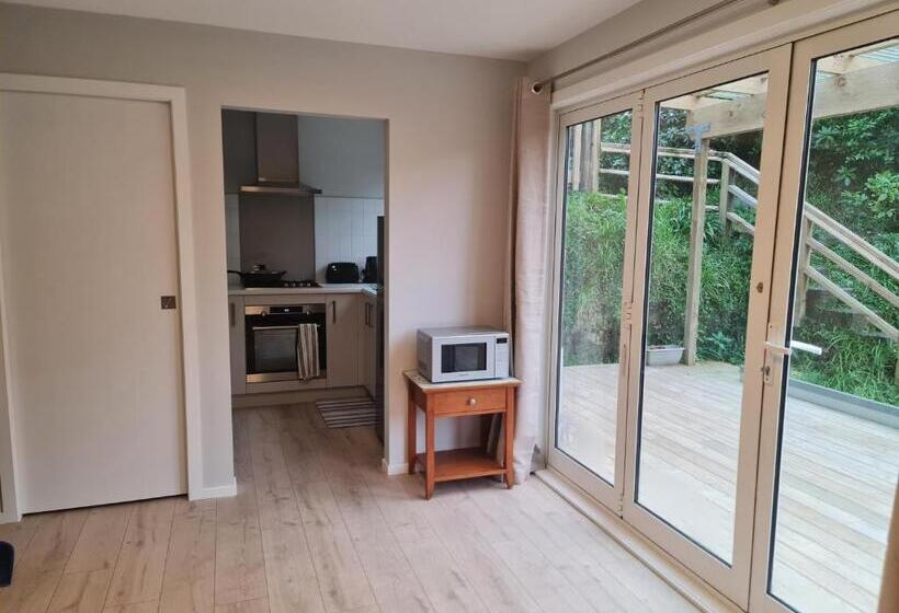 펜션 Back Garden Flat With Free On Street Parking And Fiber Wifi 15 Mins To Ferry, Stadium, Cbd