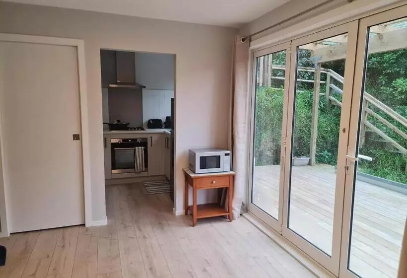 Majatalo Back Garden Flat With Free On Street Parking And Fiber Wifi   15 Mins To Ferry, Stadium, Cbd