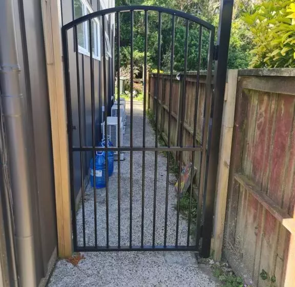 Majatalo Back Garden Flat With Free On Street Parking And Fiber Wifi   15 Mins To Ferry, Stadium, Cbd