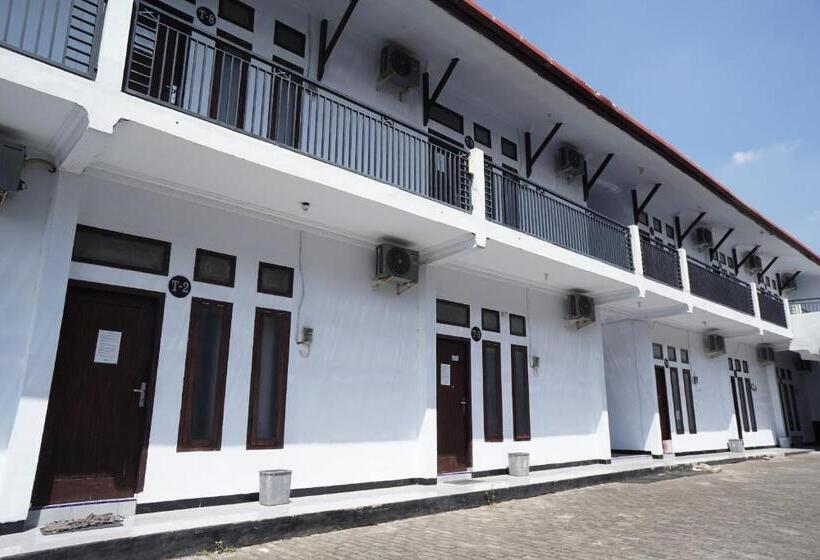 בית מלון כפרי Oyo Life 92886 Rumah Nyaman Radhika 2 Syariah