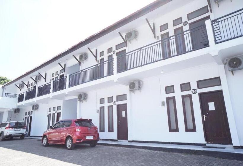 בית מלון כפרי Oyo Life 92886 Rumah Nyaman Radhika 2 Syariah