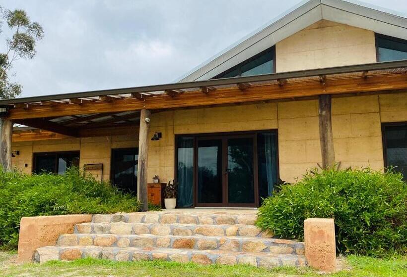 بنسيون Rammed Earth Retreat