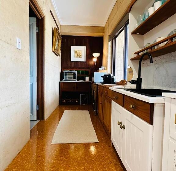 بنسيون Rammed Earth Retreat