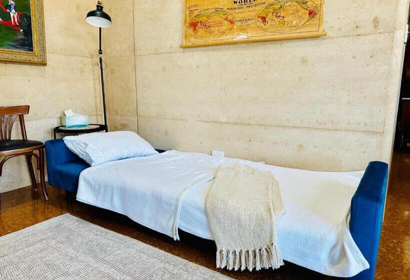 بنسيون Rammed Earth Retreat