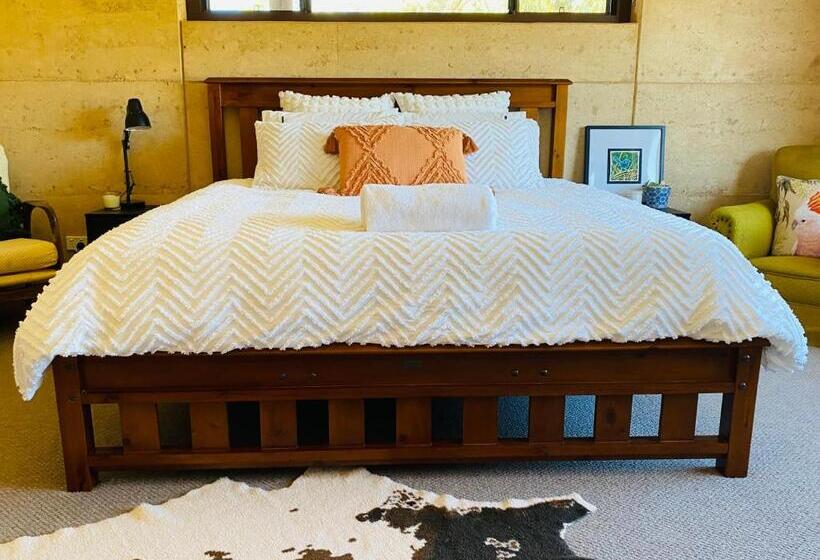 بنسيون Rammed Earth Retreat